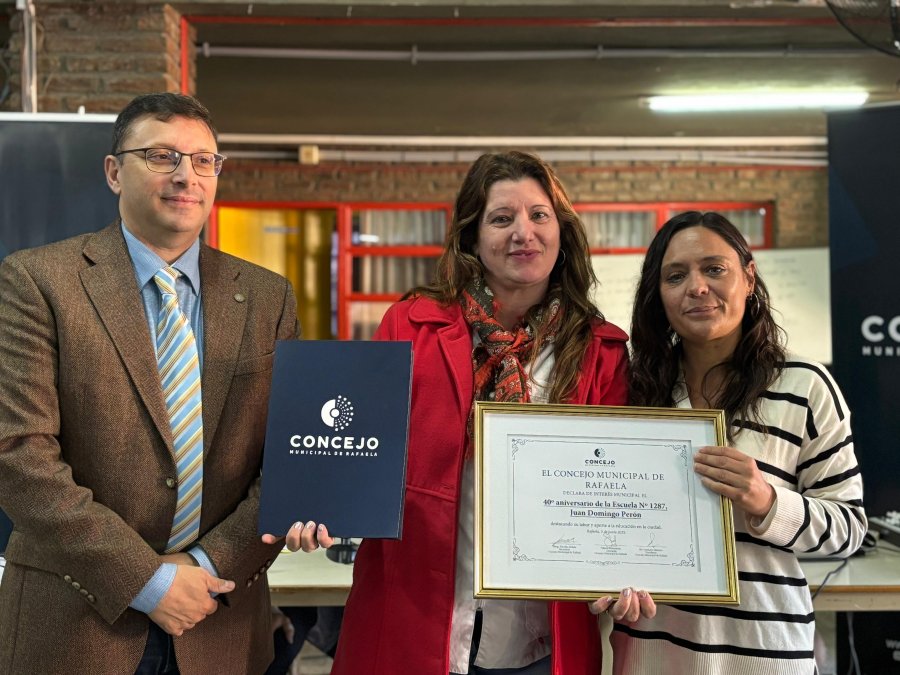 Lisandro M&aacute;rsico, Silvia Farber y Valeria Soltermam en la Escuela Juan Domingo Per&oacute;n.