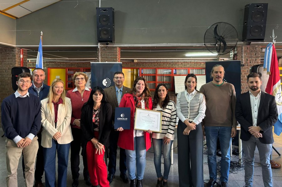 Silvia Farber muestra la Declaraci&oacute;n de Inter&eacute;s junto a los concejales. (FOTO PRENSA CONCEJO)