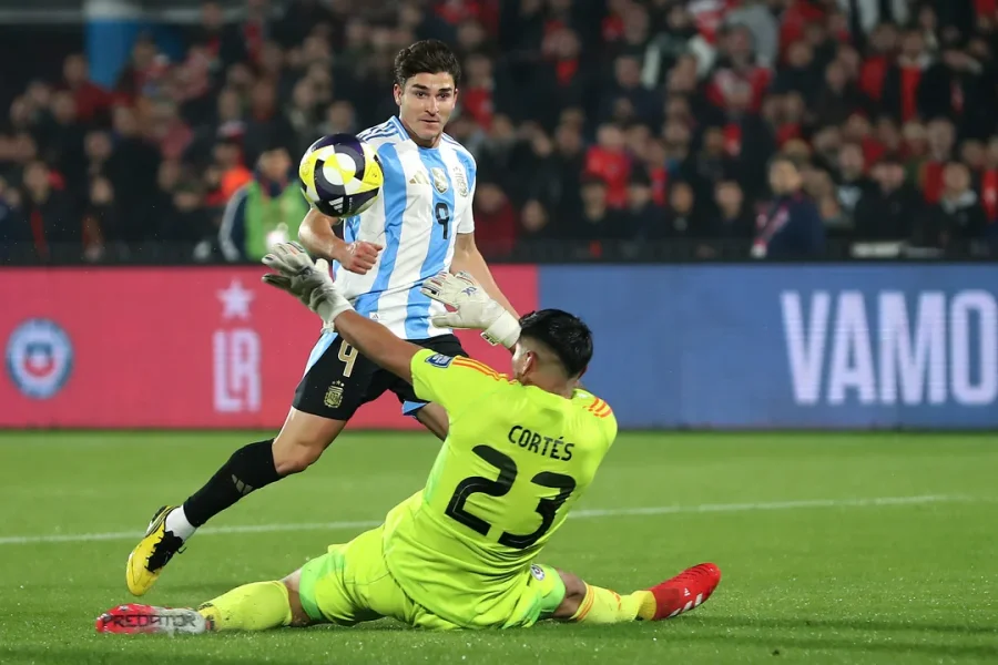 Julián Álvarez define sobre la salida de Brayan Cortés y convierte el único gol del partido.