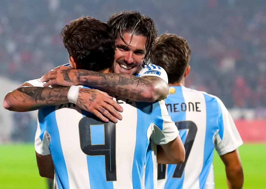Rodrigo De Paul abraza a la Juli&aacute;n &Aacute;lvarez en la celebraci&oacute;n del gol argentino ante Chile, el jueves en Santiago. (FOTO <a href="mailto:X@SELECCI&Oacute;N" target="_blank" rel="noopener">X@SELECCI&Oacute;N</a>)