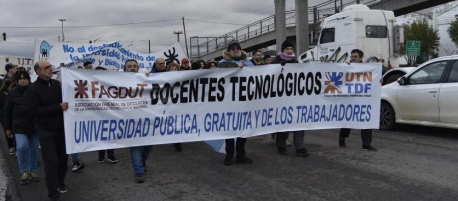UNA PROTESTA MAS, Y VAN...Los docentes universitarios vuelven al paro en reclamo de aumento salarial.