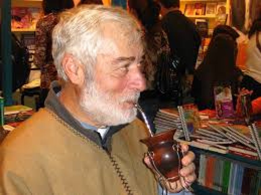 Imagen cotidina, Mamerto Menapace y el mate.