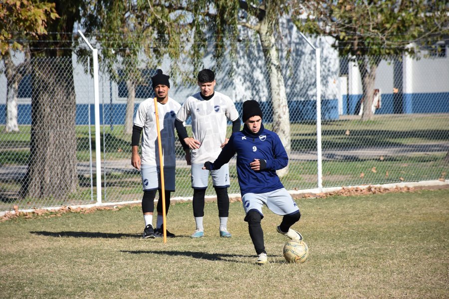 DESEQUILIBRANTE. "Chema" Jiménez es factor iimportante en ataque por la izquierda.