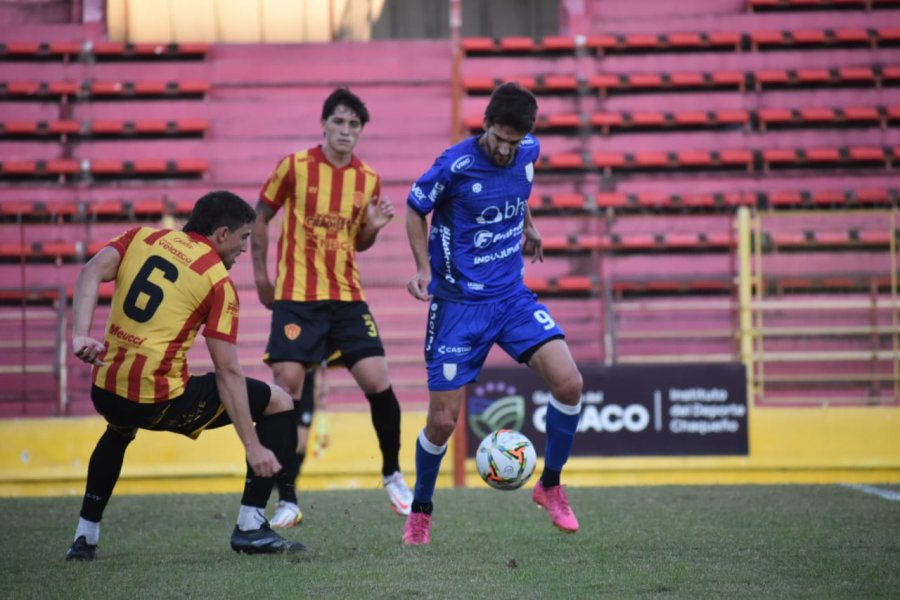 HIZO LO QUE PUDO. Le llegaron pocas pelotas a Albertengo.