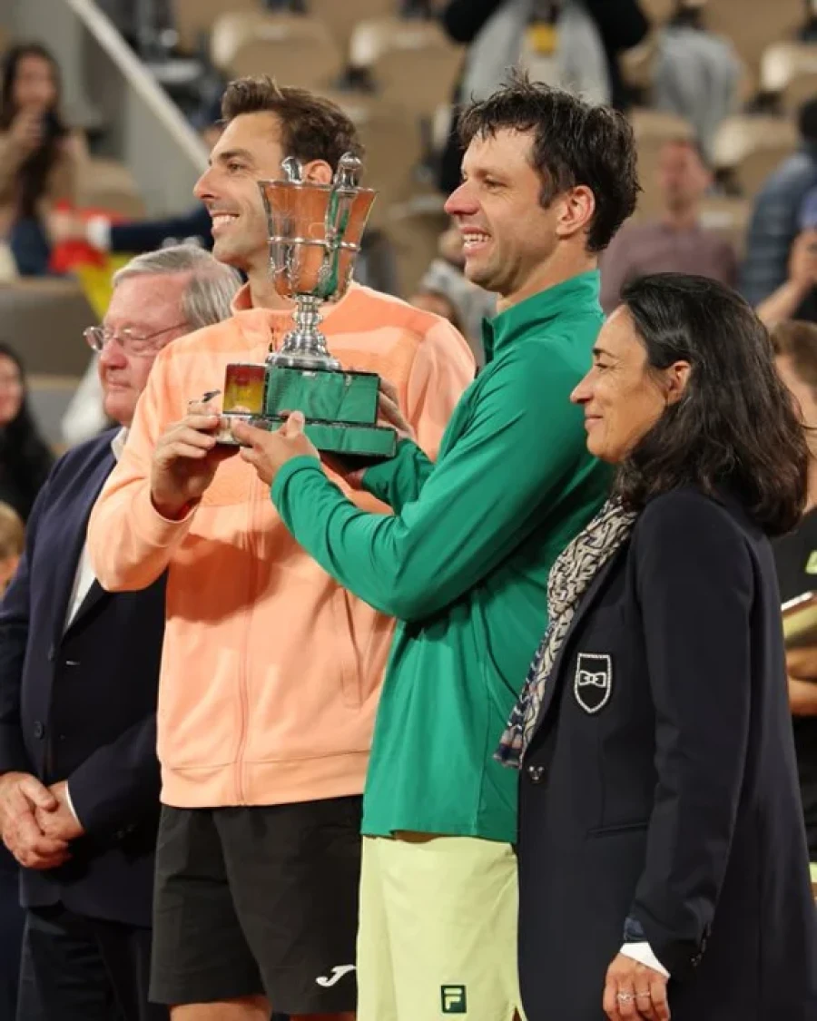 CAMPEONES. El argentino y el español con el trofeo.