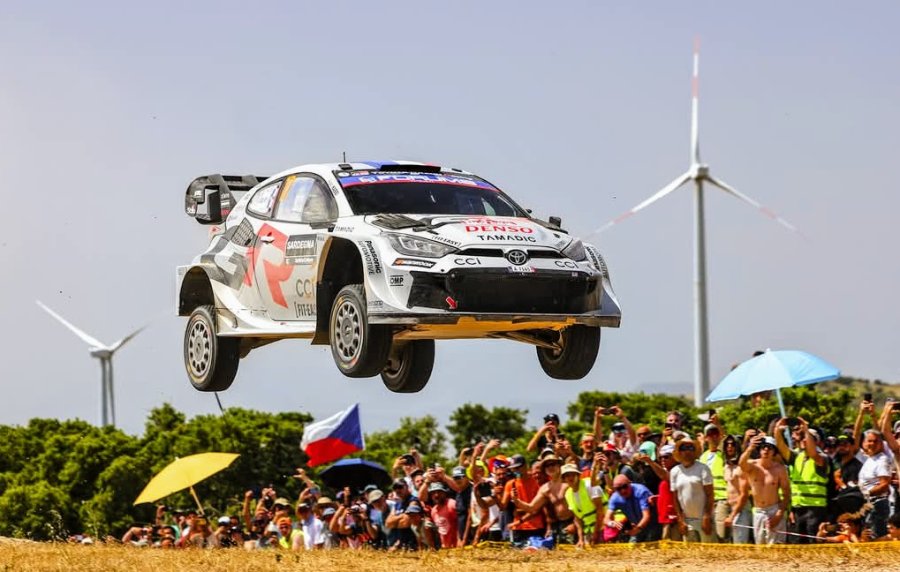 Sébastien Ogier volando con el Toyota Yaris en el Rally de Italia Cerdeña.