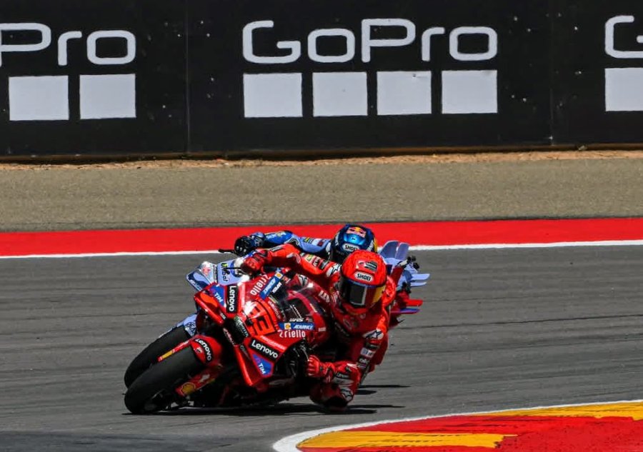 Marc M&aacute;rquez supera a su hermano Alex en el MotorLand de Arag&oacute;n.