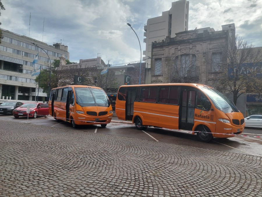 La gesti&oacute;n del intendente Leonardo Viotti present&oacute; este fin de semana dos minibuses totalmente restaurados.