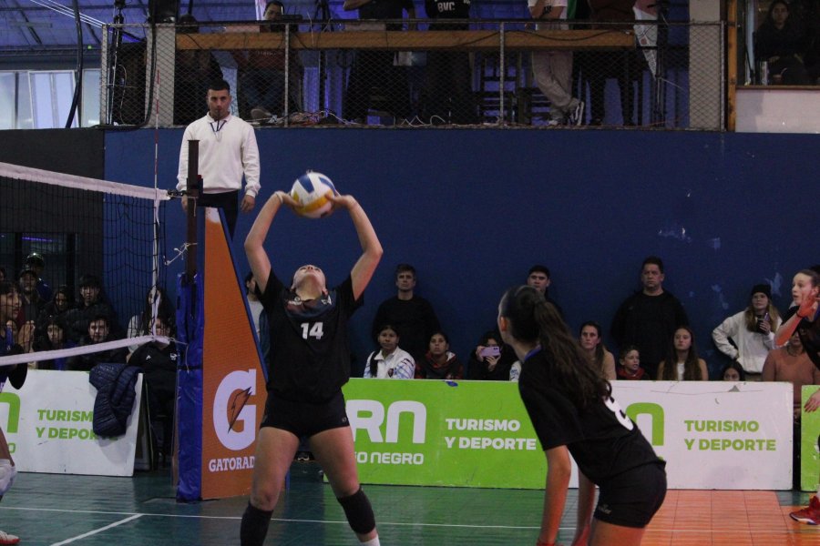 EN LA FINAL. La jugadora de Almagro con el número 14 en el seleccionado santafesino.