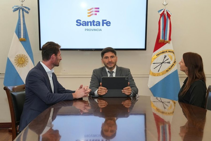 Gonzalo Aira, Maximiliano Pullaro y Romina Neiff durante el encuentro.