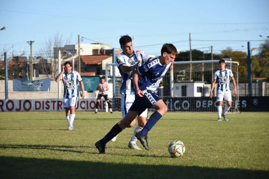 JUAN BESSONE. El volante intentando avanzar con pelota dominada.