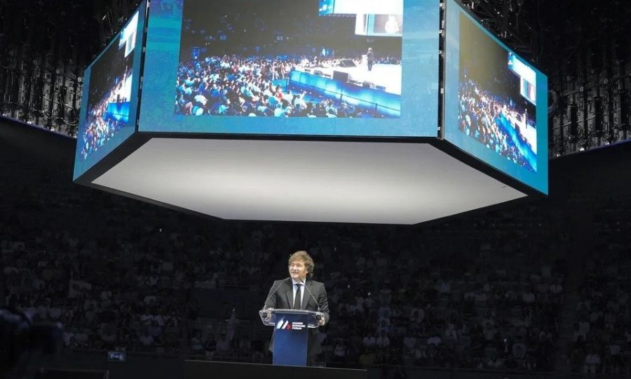 EN MADRID. El Presidente participó de un evento impulsado por empresas de criptomonedas, donde defendió el "ajuste brutal" implementado por su gestión.