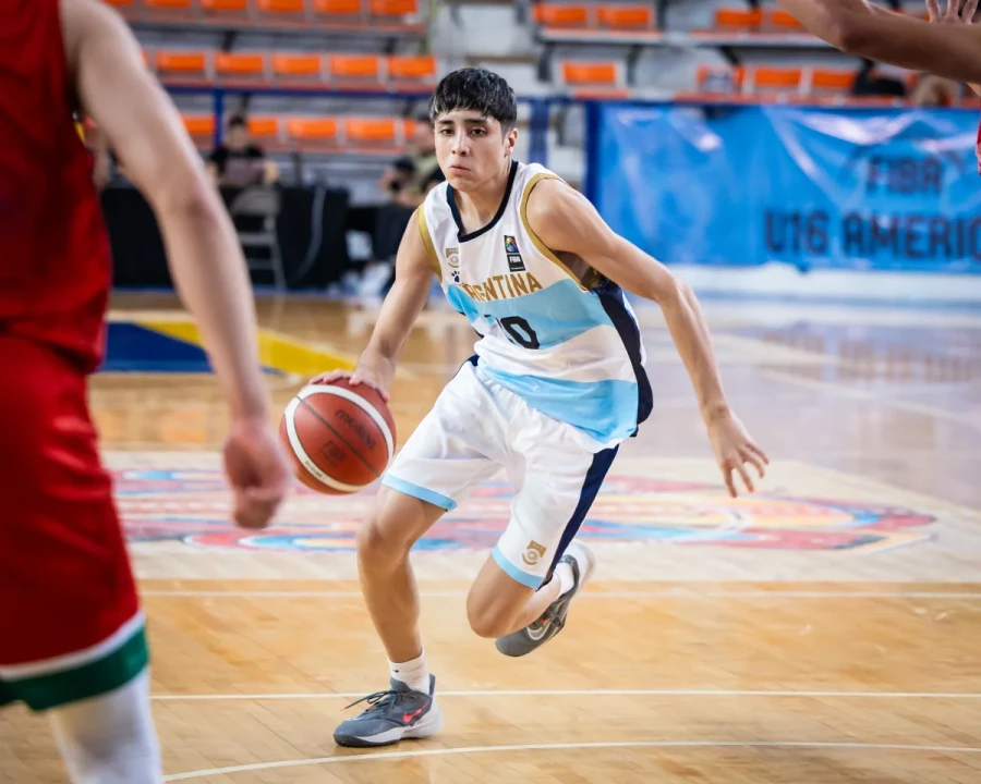 EN ACCION. Benjamín Taborda en el partido de este domingo.