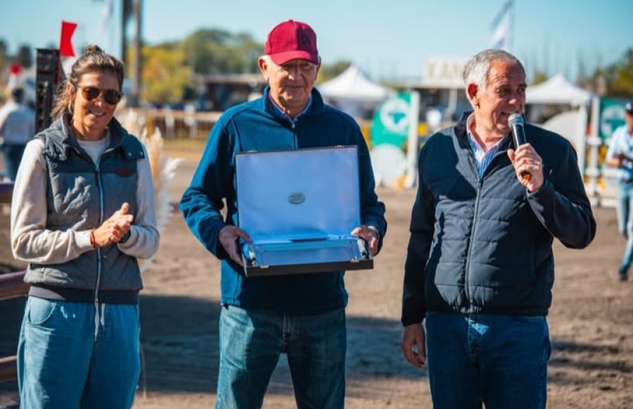 HOMENAJE. Dutruel fue reconocido por su gran trayectoria.