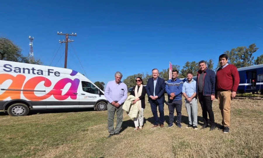 El grupo que recibió a la formación ferroviaria en Curupaity.