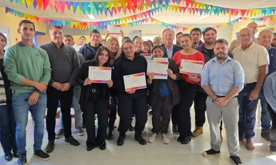 Los certificados fueron entregados en actos realizados ayer.
