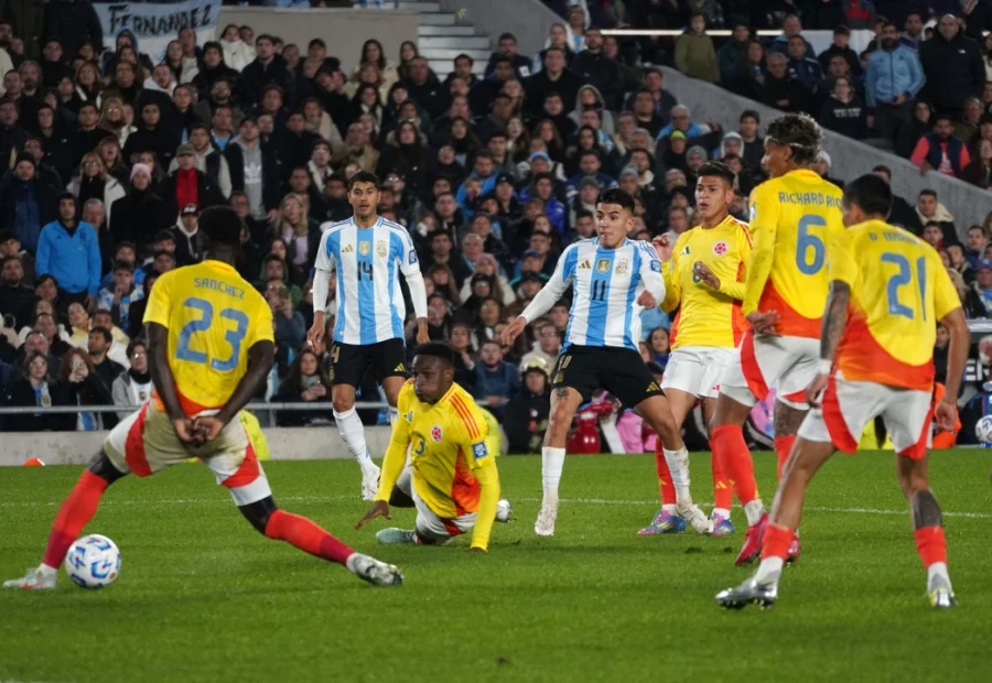 REMATE AL GOL. Almada palpita el feliz desenlace de su disparo.