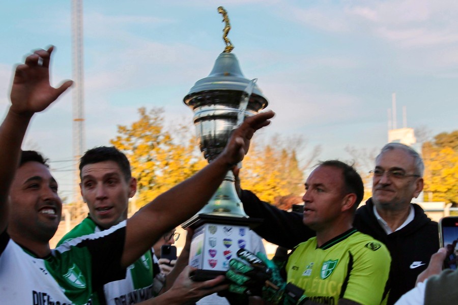 PREMIACION. El festejo de los jugadores de Brown luego de las palabras del Senador Provincial.