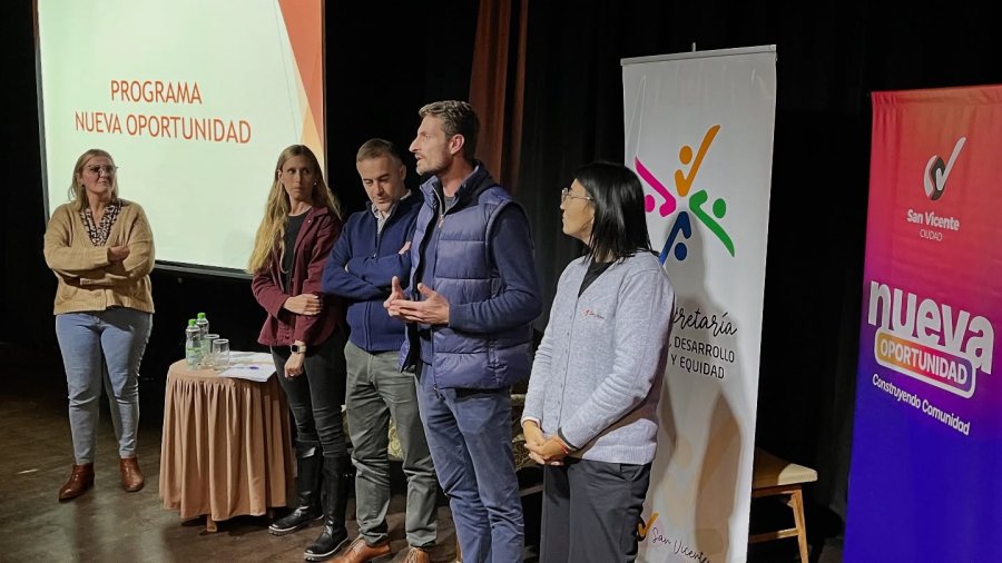 Gonzlo Aira se dirige a la concurrencia.