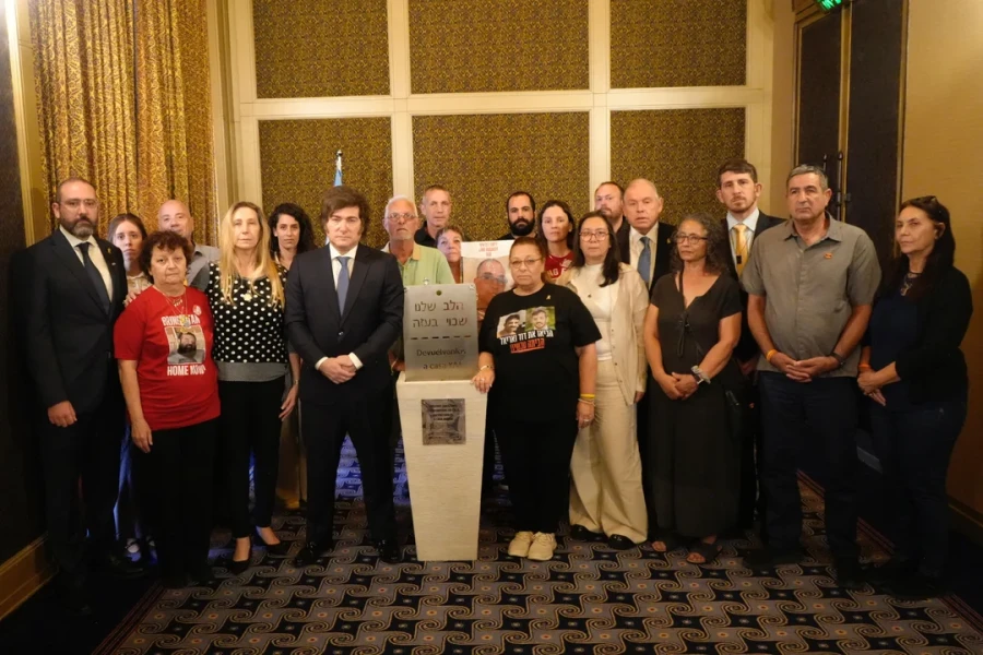 Javier Milei se reunió con familiaries de víctimas secuestradas por Hamas.