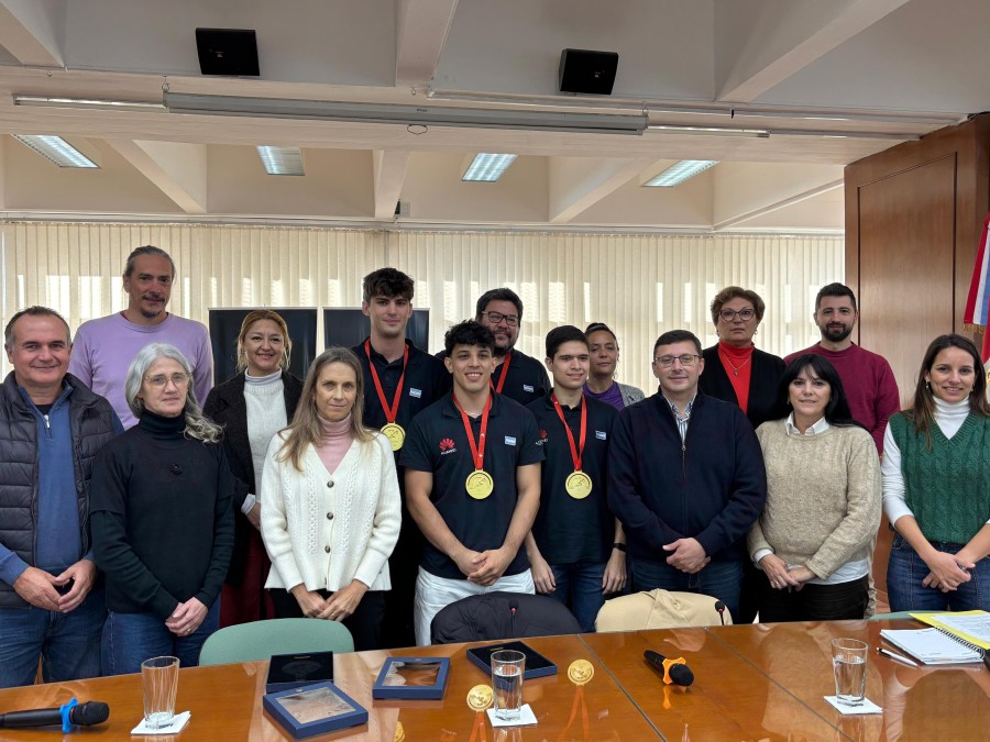 La delegación rafaelina estuvo compuesta por Mateo Cerri, Francisco Franco y Esteban Porporato, con el acompañamiento del docente Matías Wanzenried.