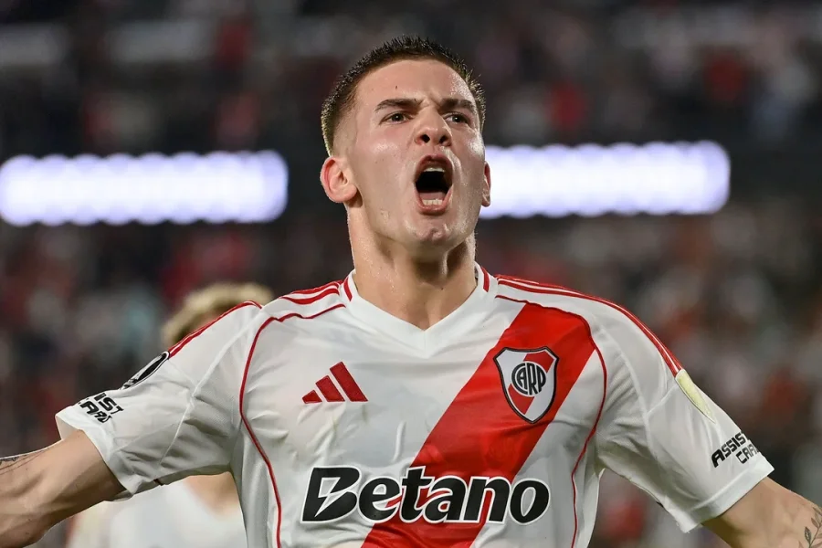 Franco Mastantuono pasó la revisión médica y puso la firma con el Real Madrid.