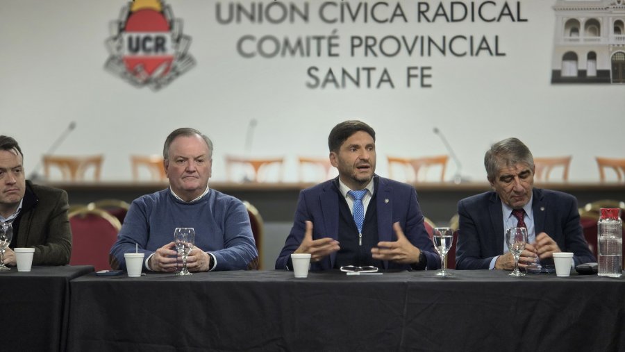 Joaquín Blanco, Felipe Michlig, Maximiliano Pullaro y Fabián Bastia durante la reunión en el Comité Provincial de la UCR en la ciudad de Santa Fe.
