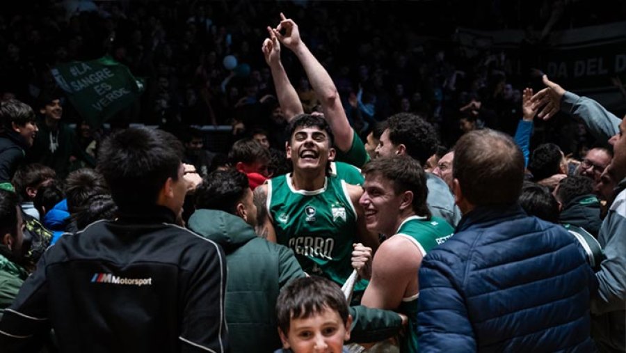 HEROE. Lescano metió un tiro impresionante.