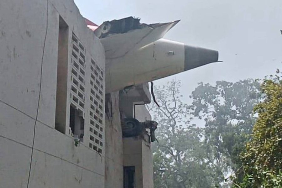 Las autoridades señalaron que la nave se estrelló sobre un área residencial.