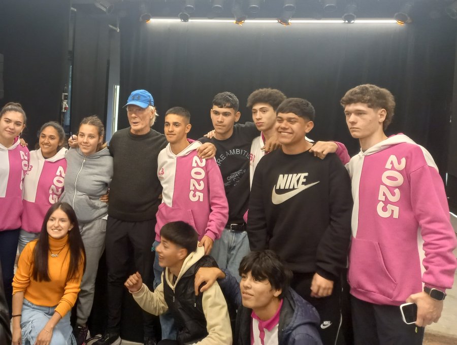 LO DISFRUTARON. Parte de los chicos de la EESO 613 junto a Signorini tras la charla.