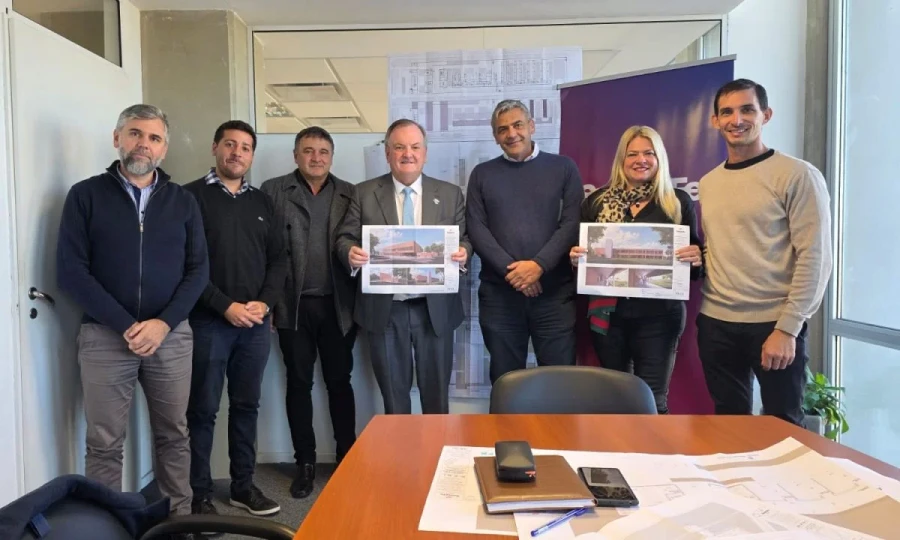 Las autoridades tras el anuncio.