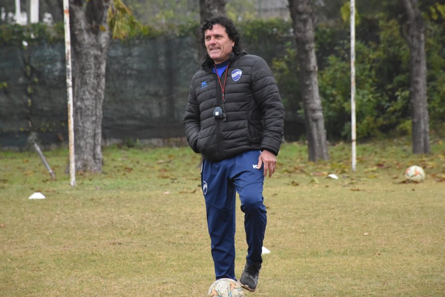 PELOTA AL PISO. A Gorostidi le gusta el buen trato del balón.