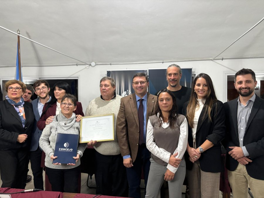 Hans-Gerd Wiesner, junto a su compañera Sonia Falkenberg y los concejales durante la entrega de la distinción.