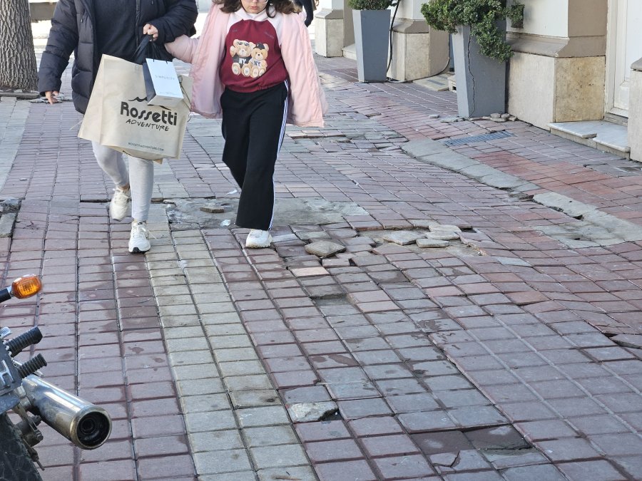 Hay quienes creen que ciertos tramos de veredas de bulevar Santa Fe son aptas para una carrera de motocross y un verdadero riesgo para los peatones.