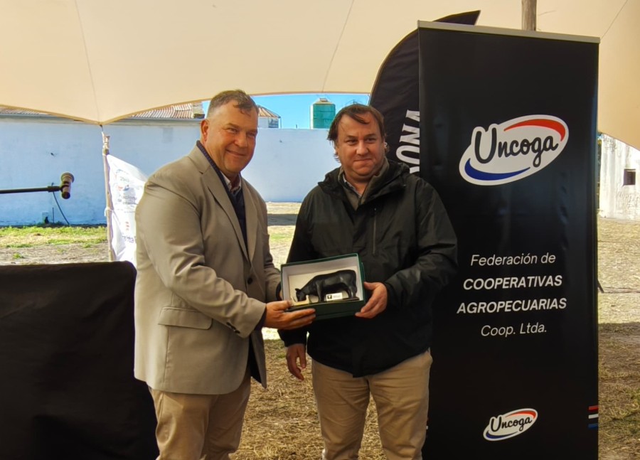 Sebasti&aacute;n Viarengo (UNCOGA) recibi&oacute; un presente de Fernando Storni (CAF). (FOTO LA OPINIÓN)