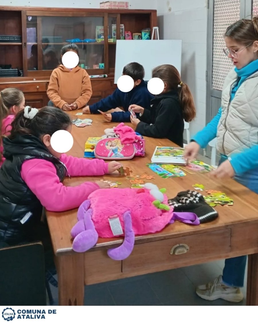 Un grupo de niños trabajando con una de las profesionales.