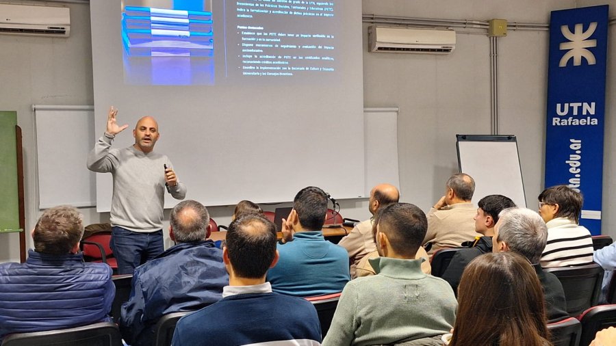 El secretario de Cultura y Extensión Universitaria de la UTN, Ing. Federico Olivo con personal de la FRRa.