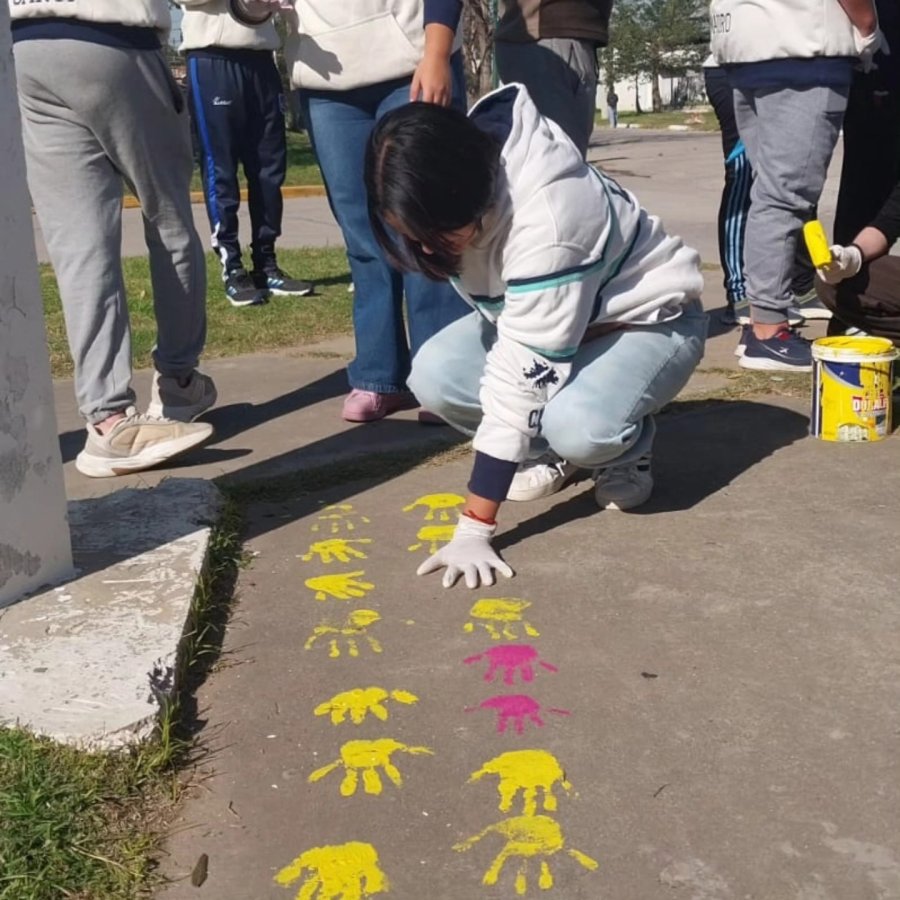 Escolares construyendo el mural colectivo.