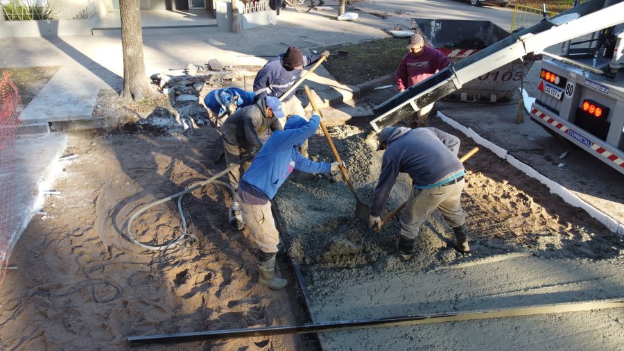 Cuadrilla municipal laborando en la Av. Moreno.