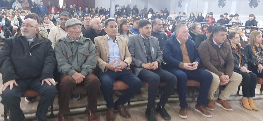 Las autoridades deurante la ceremonia.