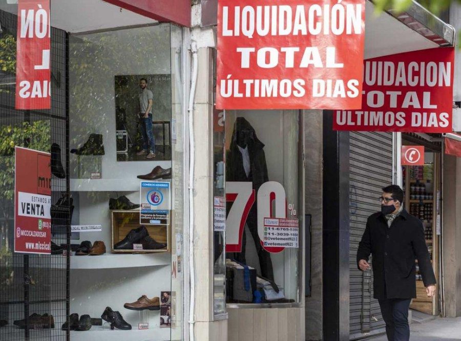 NO SE RECUPERA. Pese a la baja de la inflación y el crecimiento de algunos sectores, el empleo continúa en retroceso.