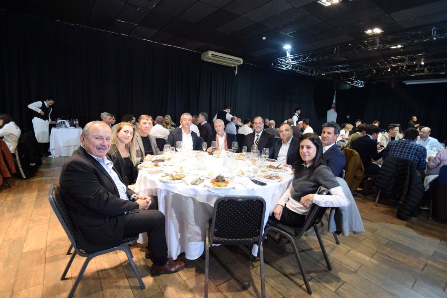 Autoridades de Junior Achievement Santa Fe junto al intendente de Rosario, Pablo Javkin.