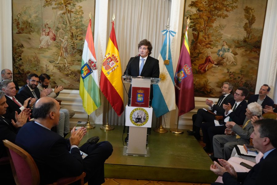 JAVIER MILEI. El mandatario argentino recibió el reconocimiento de manos de la Presidenta Nacional de la organización liberal el "Club De Los Viernes".