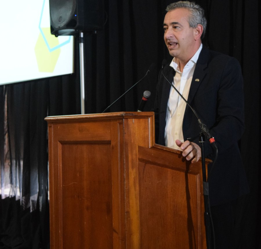 Pablo Javkin, intendente de Rosario, al brindar su mensaje durante el encuentro de Junior Achievement. (FOTO J.A.)