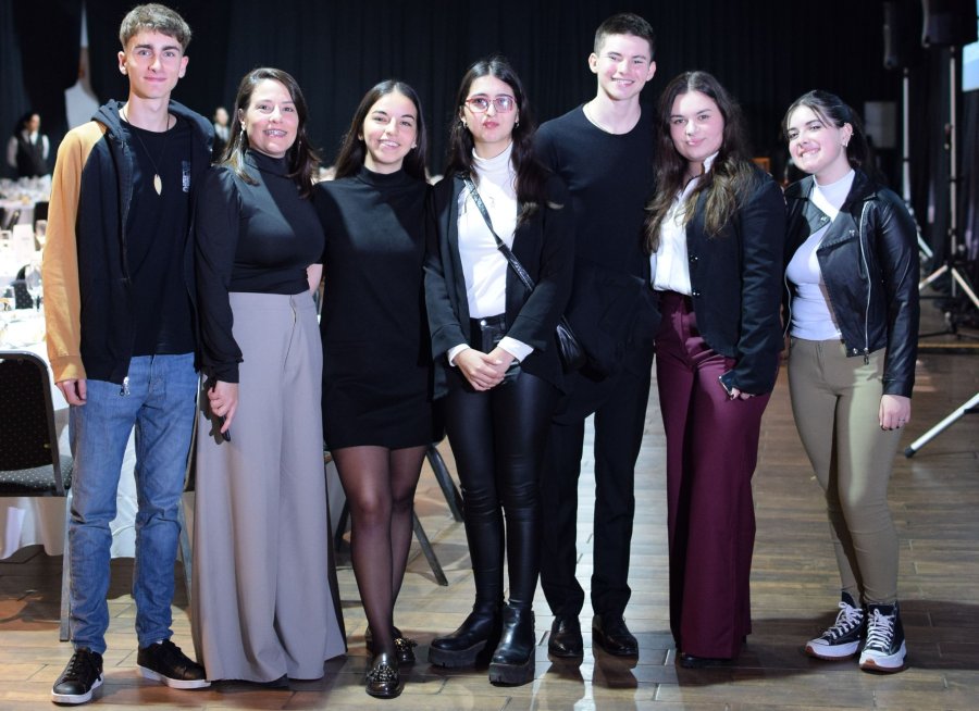 Valentino Chiavarini (Alumni), Vale Trosch (Junior en Santa Fe), Candela Molinet (Junior en Santa Fe), M&iacute;a Agostina Oviedo (Alumni), Matias Redolfi (Alumni), Luisina Movi&oacute; (Alumni) y Milagros Correa (Alumni). (FOTO J.A.)