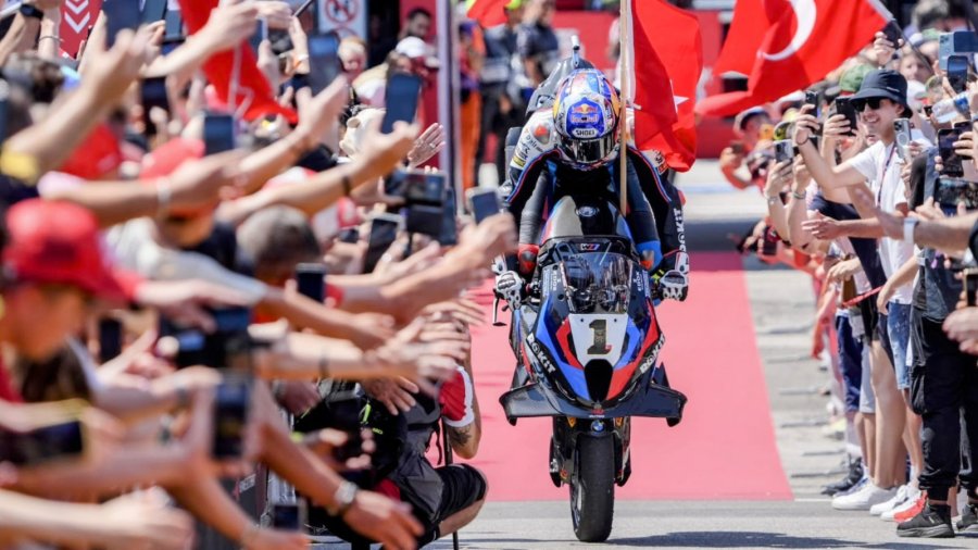 Toprak Razgatlioglu festeja haciendo equilibrio sobre la rueda delantera de su BMW.