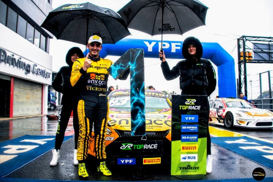 Facundo Aldrighetti festeja la pole conseguida en una tarde lluviosa.