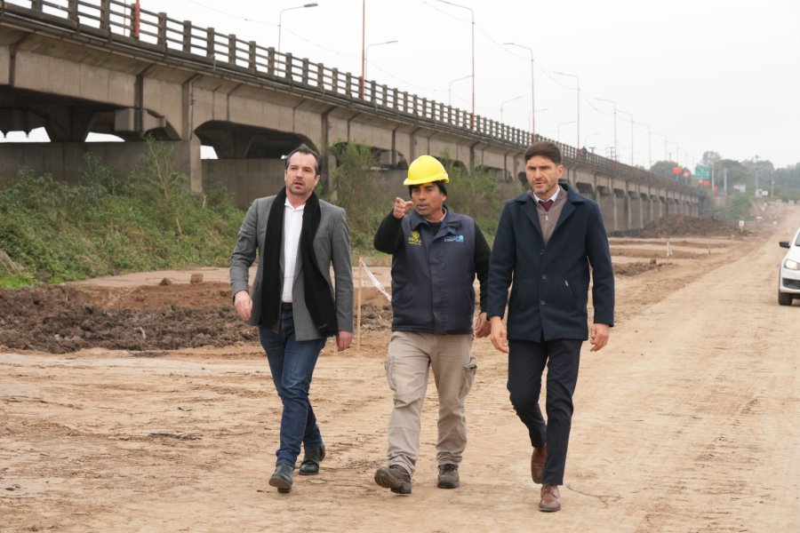 Pullaro inspeccionó la finalización del movimiento de suelo y ahora viene la colocación de los pilotes.