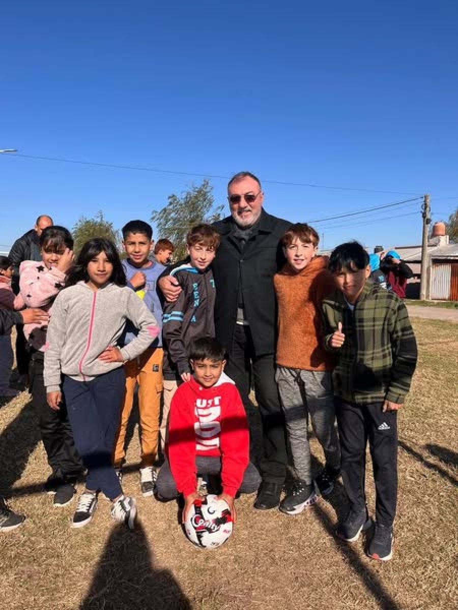oscar Martínez con alumnos durante el acto inaugural.
