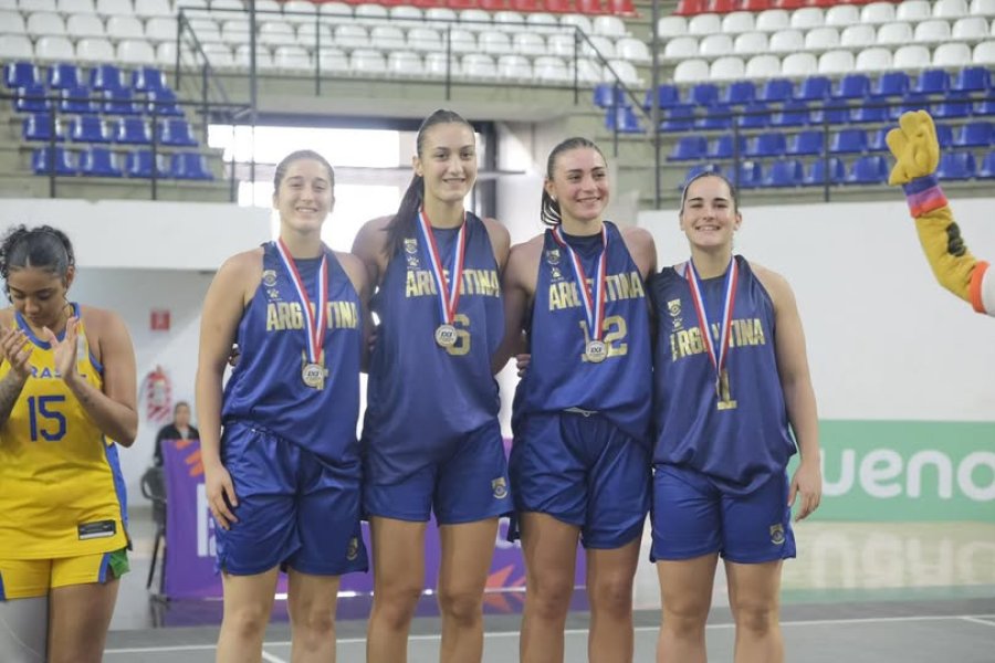 EN EL PODIO. El equipo argentino de 3x3 con la rafaelina (Nº12).